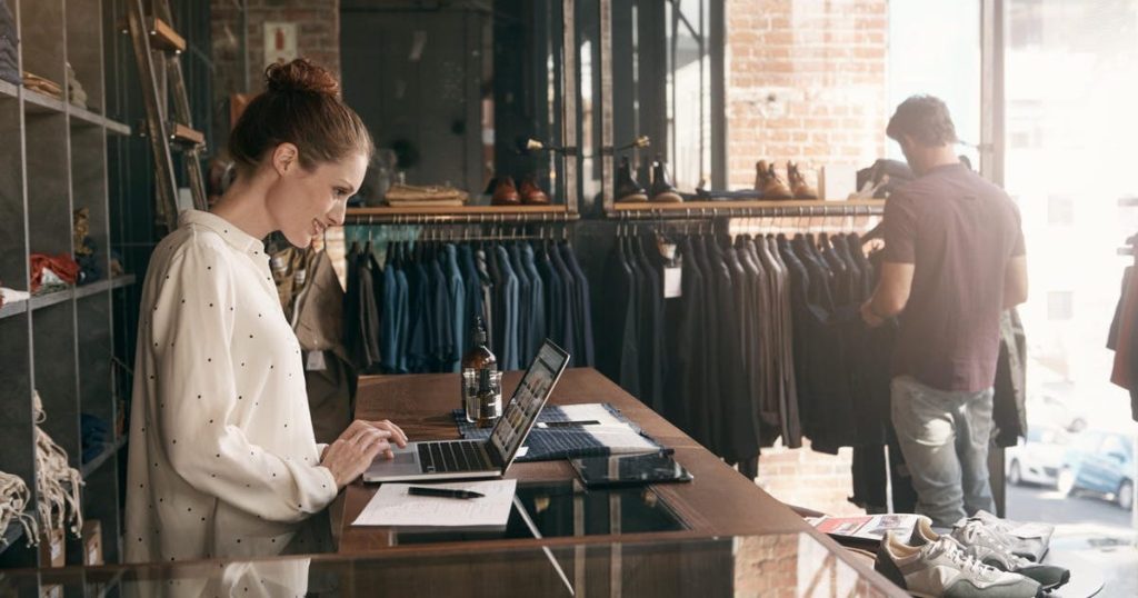Découvrez les 11 avantages et inconvénients de travailler dans le commerce de détail en magasin si vous envisagez d'évoluer dans ce secteur.
